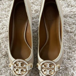 Tory Burch Peep toe wedge. Never worn Size 9 Beige linen with white leather trim